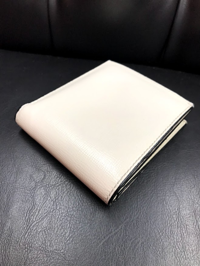 ヴァレクストラ財布の白染め直し（修理後）