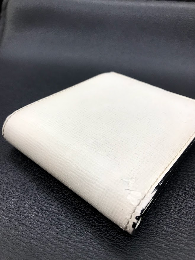 ヴァレクストラ財布の黒ずみ汚れ（修理前）