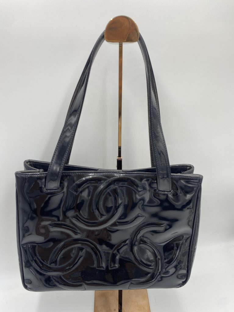 シャネルの黒いエナメルのバッグがくすんで汚れているアフター