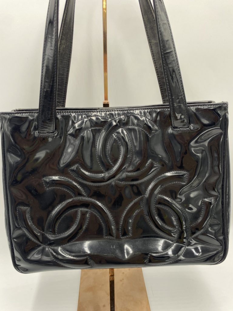 シャネルの黒いエナメルのバッグがくすんで汚れているビフォー