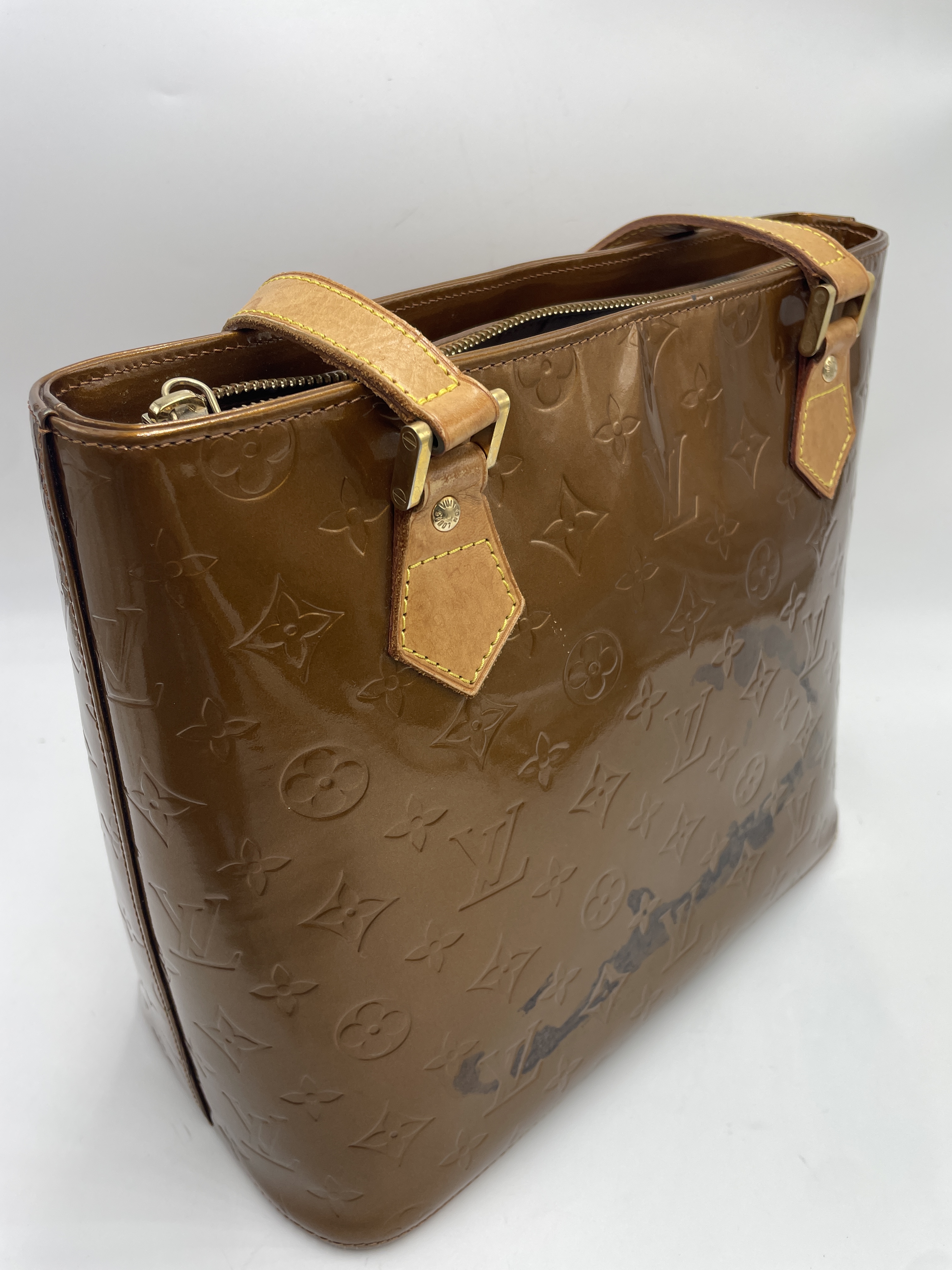 ヴェルニ茶色のエナメルに黒い色移りビフォー