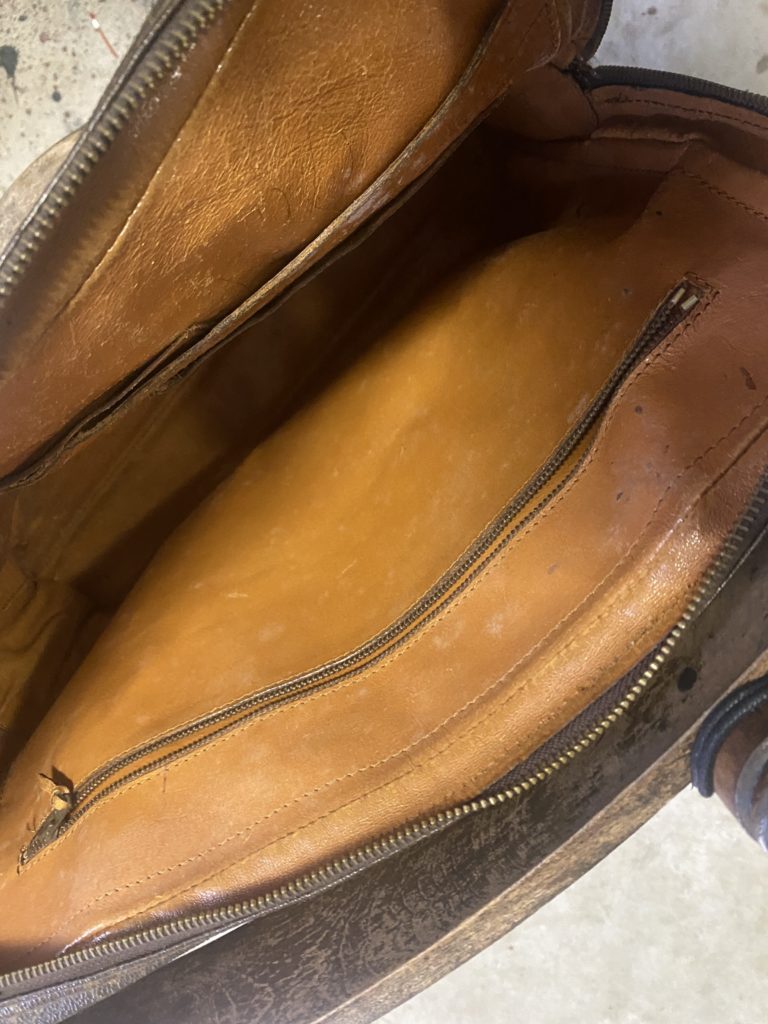 ルイヴィトン モノグラム 内張りのベタつき修理前