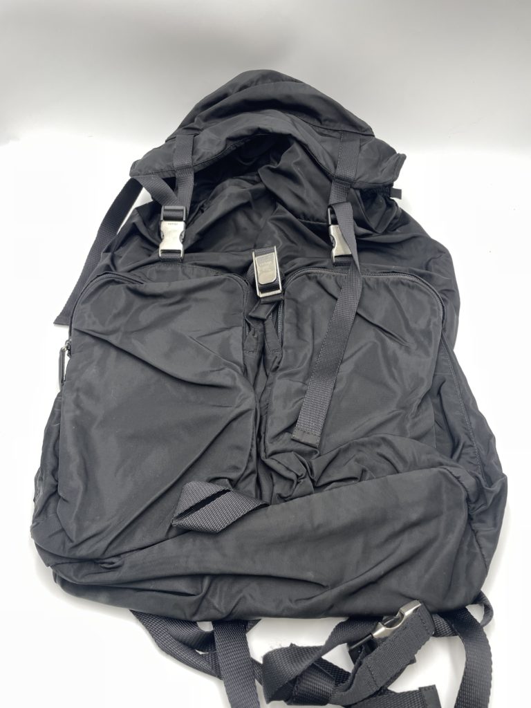 プラダナイロンリュックベタつき除去+金具再メッキ加工ビフォー
