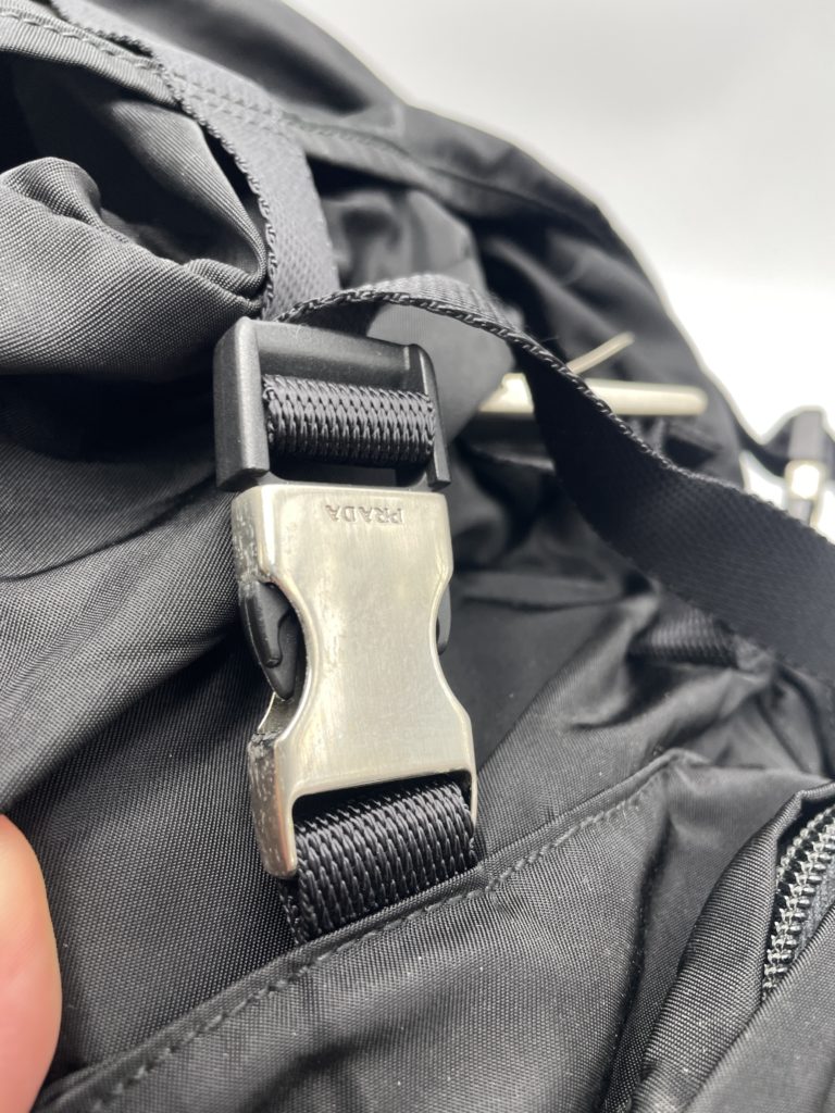 プラダナイロンリュックベタつき除去+金具再メッキ加工ビフォー