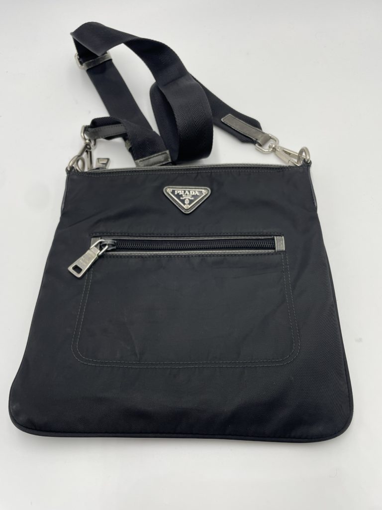 プラダナイロンショルダーバッグベタつき粉吹き状態クリーニングアフター