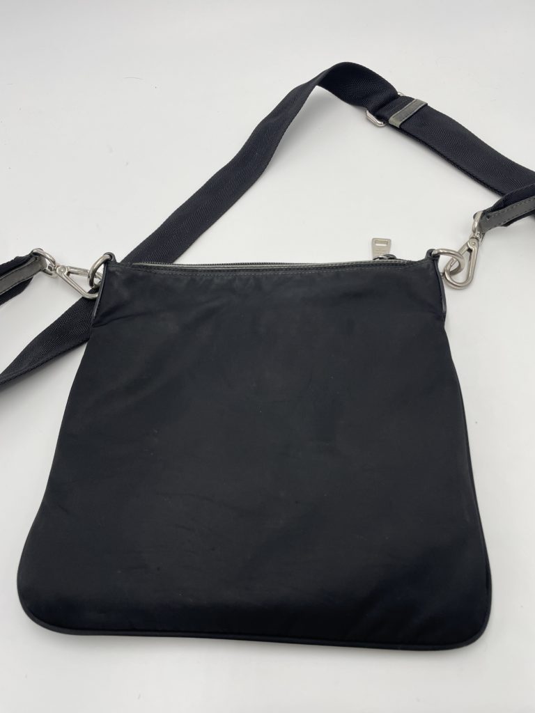 プラダナイロンショルダーバッグベタつき粉吹き状態クリーニングアフター