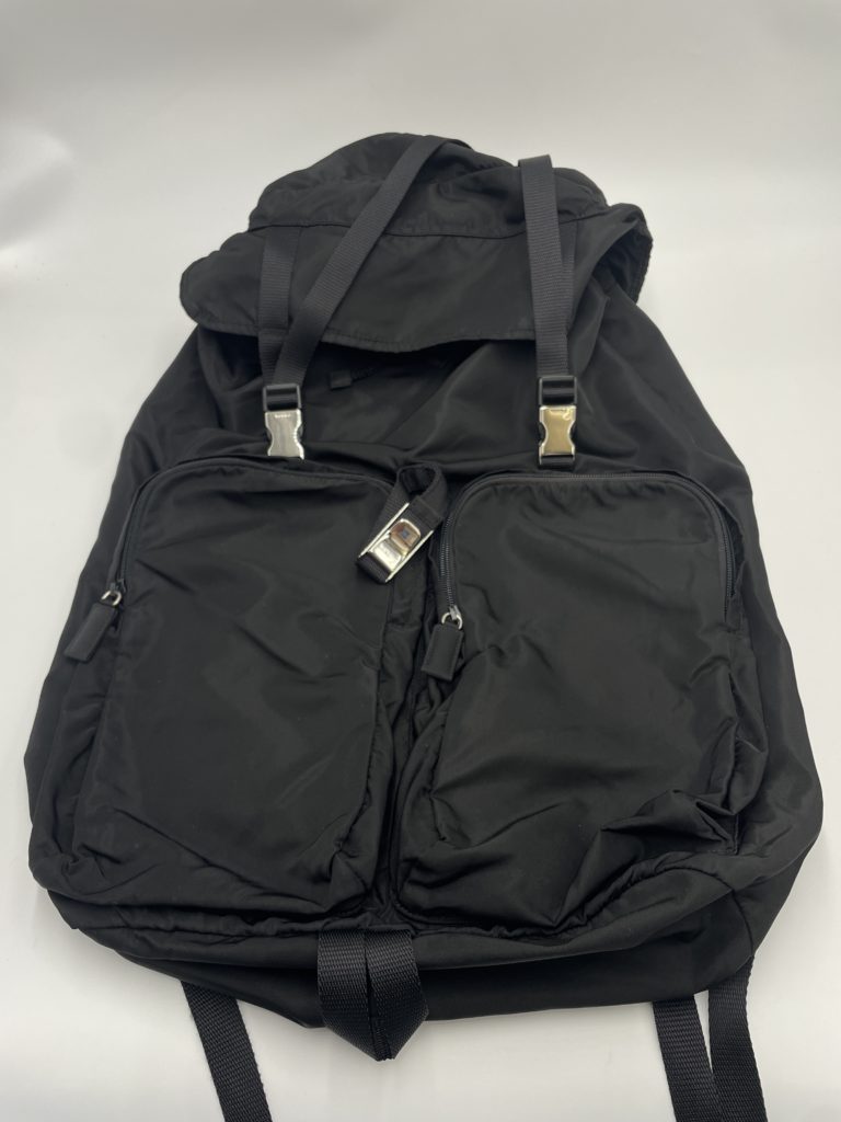 プラダナイロンリュックベタつき除去+金具再メッキ加工アフター