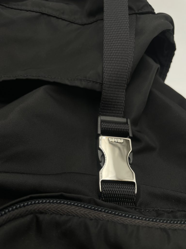 プラダナイロンリュックベタつき除去+金具再メッキ加工ビフォー